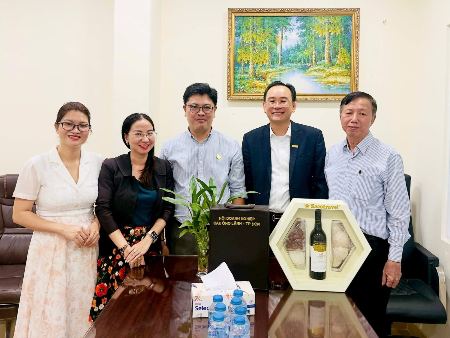 Đại diện COLBA thăm, chúc Tết lãnh đạo phường Cầu Ông Lãnh