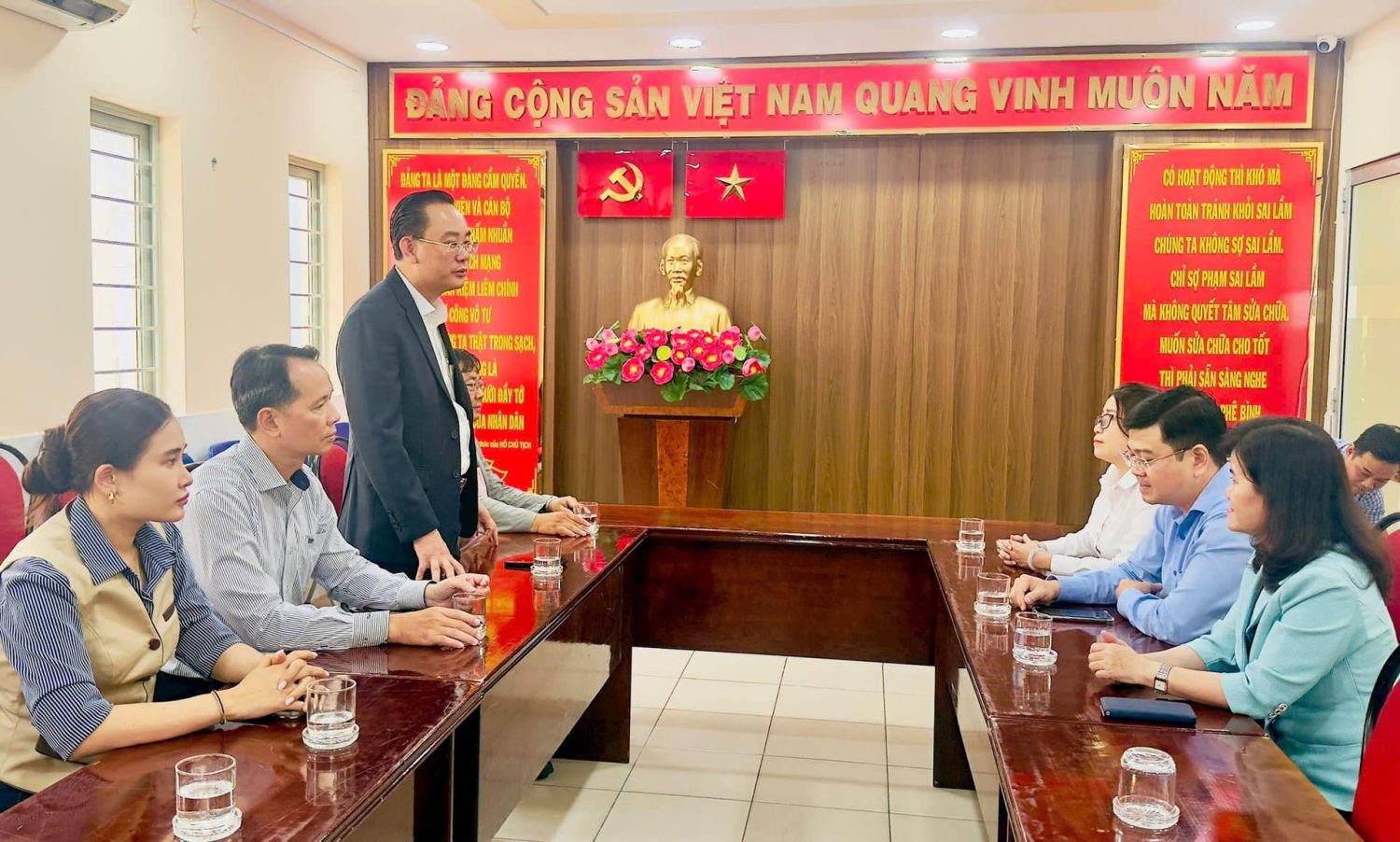 Chủ tịch COLBA Nguyễn Ngọc Tấn chúc mừng