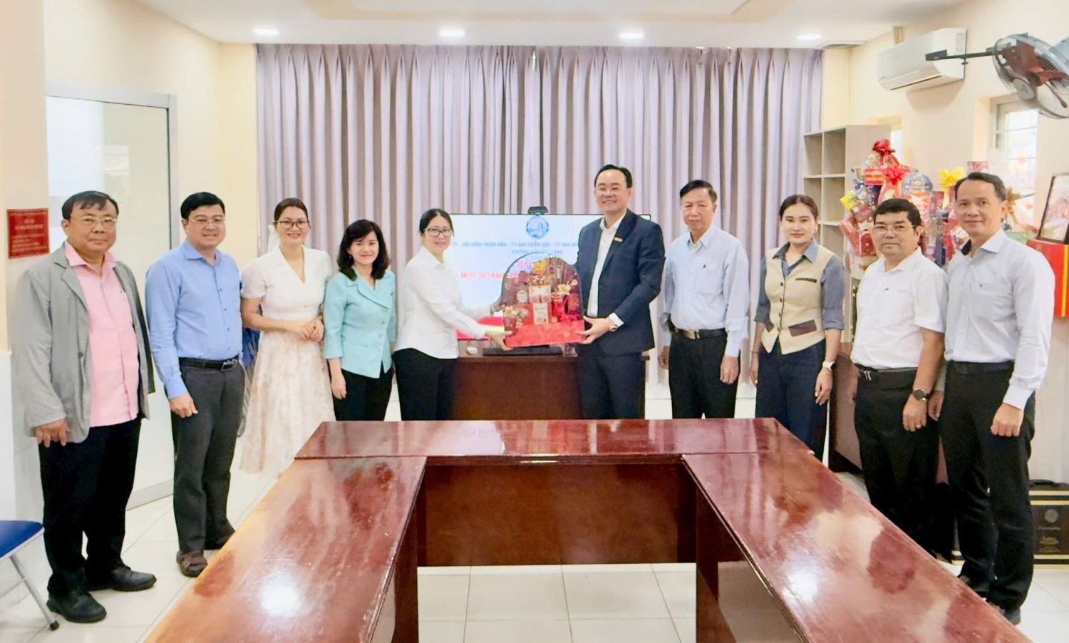 Chủ tịch COLBA Nguyễn Ngọc Tấn đại diện Hội tặng quà