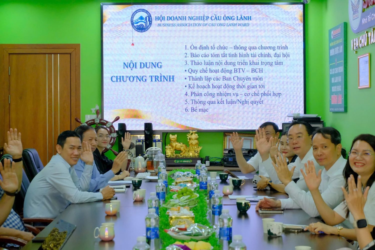 Quang cảnh cuộc họp