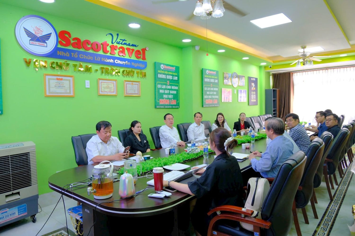 Quang cảnh cuộc họp