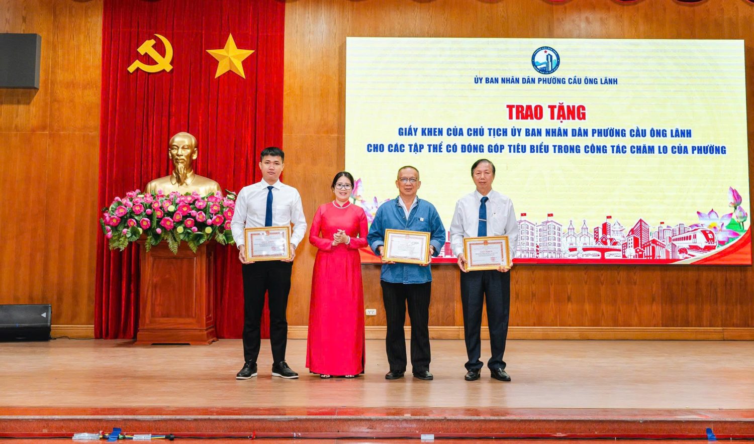 HỘI DOANH NGHIỆP PHƯỜNG CẦU ÔNG LÃNH ĐƯỢC TRAO TẶNG GIẤY KHEN TẠI HỘI NGHỊ TỔNG KẾT PHONG TRÀO THI ĐUA YÊU NƯỚC VÀ CÔNG TÁC CẢI CÁCH HÀNH CHÍNH NĂM 2025, PHÁT ĐỘNG PHONG TRÀO THI ĐUA YÊU NƯỚC NĂM 2026 VÌ ĐÃ CÓ ĐÓNG GÓP TIÊU BIỂU TRONG CÔNG TÁC CHĂM LO TRÊN ĐỊA BÀN PHƯỜNG